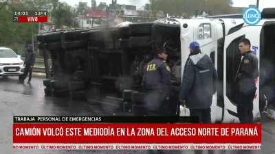 Cami&oacute;n volc&oacute; en la circunvalaci&oacute;n del Acceso Norte durante la lluvia de este lunes